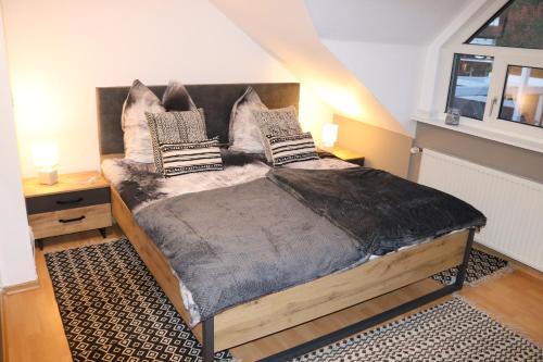 索尔陶Stadtblick的一间卧室配有一张大床和枕头