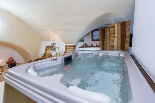 利托米什尔阿普朗斯酒店的阁楼客房内的大浴缸