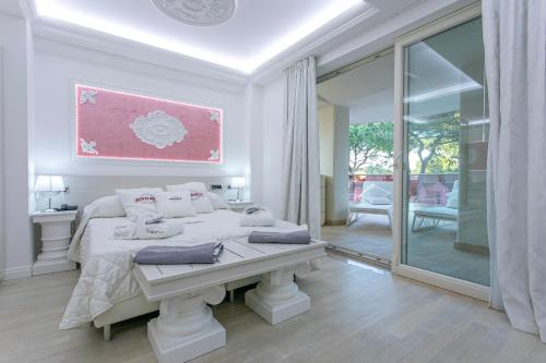 米兰马瑞提那天堂精品酒店的白色卧室设有床和大镜子