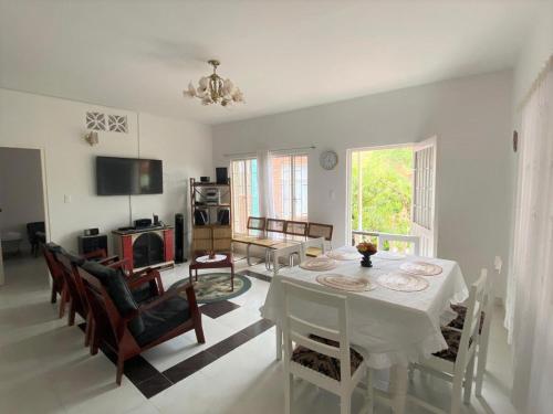 埃尔科莱希奥Villa Claudia - apartamento cómodo y tranquilo的客厅配有白色的桌子和椅子