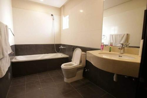 卡拉奇Hira Guest House的浴室配有盥洗盆、卫生间和浴缸。