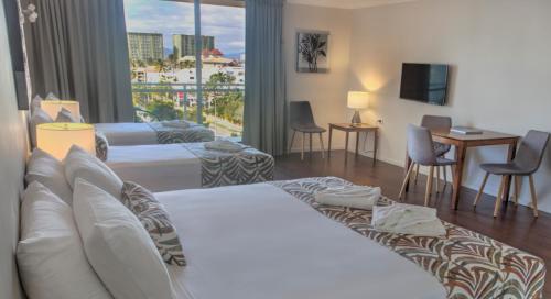 凯恩斯凯尔恩斯广场酒店的酒店客房设有一张床和一个大窗户