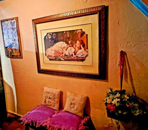昆卡La Ronda的挂在墙上的一张沙发照片