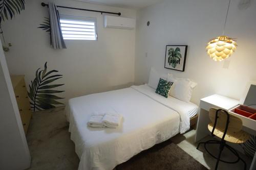卢基约Casa Coral的一间白色卧室,配有两张床和一张书桌