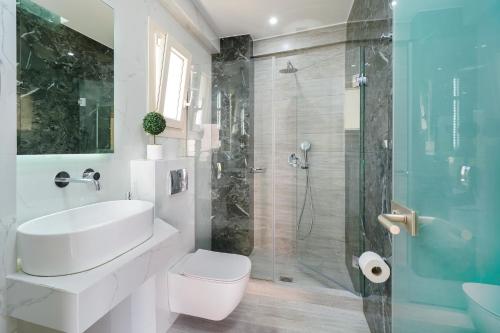 斯卡拉伯塔麦斯Foti's Villas的浴室配有卫生间水槽和淋浴。