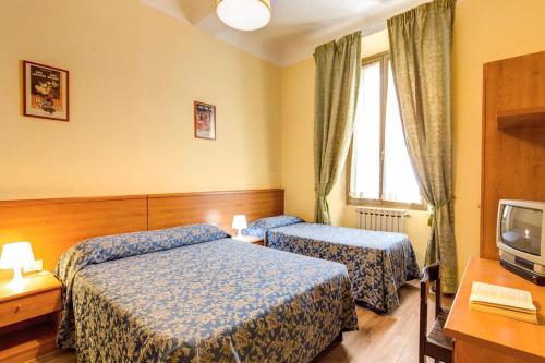 佛罗伦萨罗马格纳酒店的酒店客房设有两张床和电视。