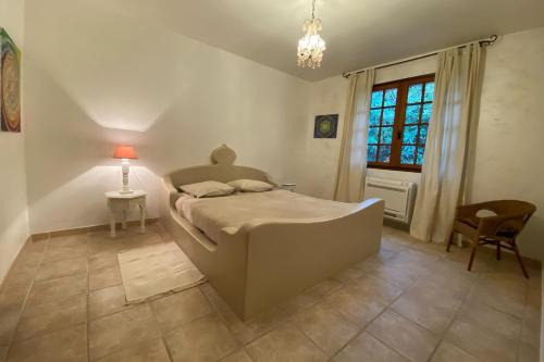 锡富尔勒普拉日Villa Roka的一间卧室配有一张床、一张桌子和一个窗户。
