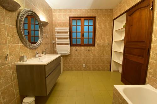 锡富尔勒普拉日Villa Roka的一间带水槽和镜子的浴室