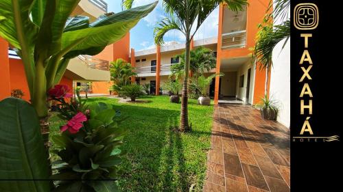 CandelariaHotel Taxaha的棕榈树建筑的庭院