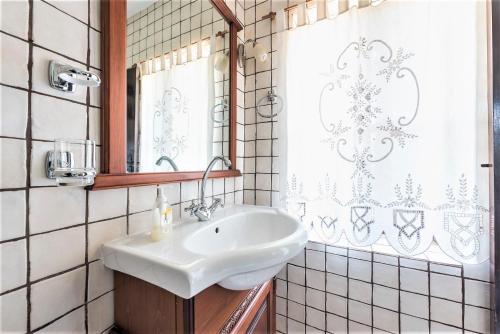 阿克拉塔Ampelos Estate的浴室设有白色水槽和镜子