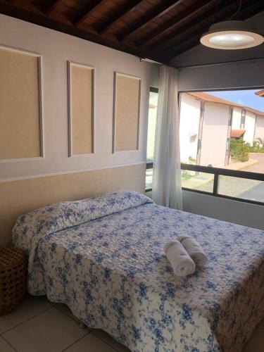 嘎林海斯港Muro Alto Residence的一间卧室配有带毛巾的床