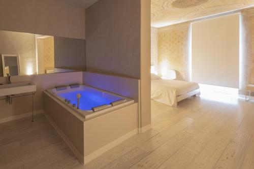 曼托瓦Scaravelli Residenza的一间带浴缸的浴室位于客房中间