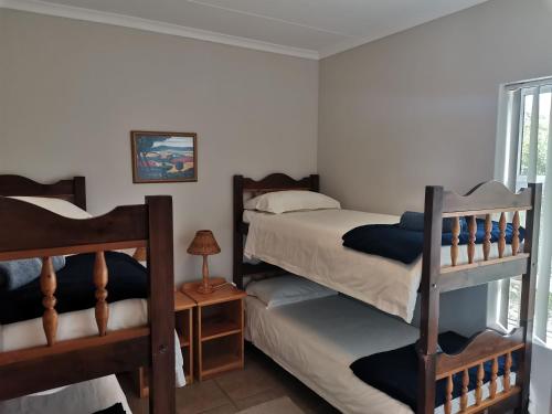 斯特尔拜Muir Holiday Apartments的一间卧室设有两张双层床和一扇窗户。