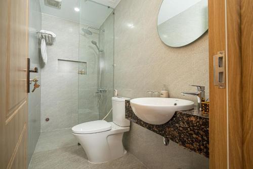 顺化Sline Hotel的浴室配有卫生间、盥洗盆和淋浴。