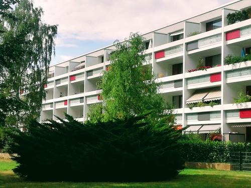 汉诺威Hannover Messe Wohnung 2的建筑前的大灌木丛