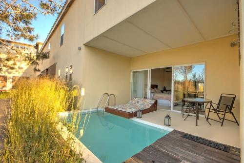 何塞伊格纳西奥拉比乌达德何塞伊格纳西奥酒店的一座房子后院的游泳池