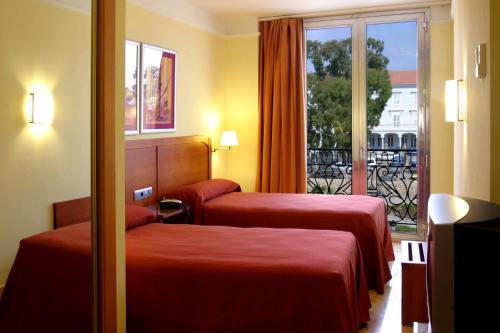 卡塔赫纳罗斯哈巴内罗斯酒店的酒店客房设有两张床和窗户。