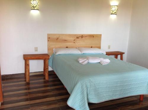 圣米格尔雷格拉Hotel Finca Las Bovedas的一间卧室配有一张床,上面有两条毛巾