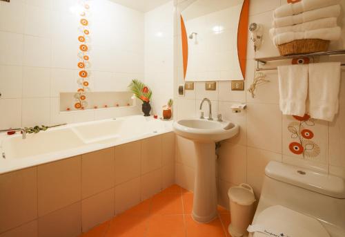 莫约班巴Hotel Marcoantonio - Moyobamba的带浴缸、盥洗盆和卫生间的浴室