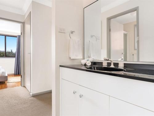 凯阿玛Heights Hideaway的白色的浴室设有水槽和镜子
