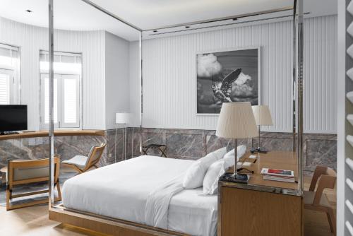 乔治市麦卡利斯特庄园酒店的一间卧室配有一张床和一张带台灯的书桌