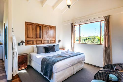 欧尼坦基赛普里斯里奇旅馆的一间卧室设有一张大床和一个窗户。