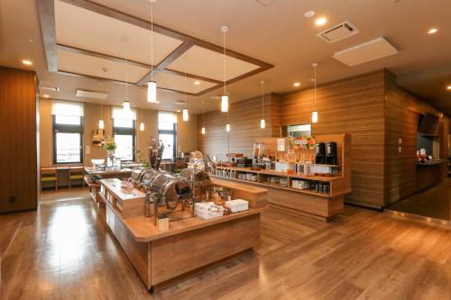 TokaiRoute Inn Grantia Tokai Spa&Relaxation的大房间,设有木墙商店