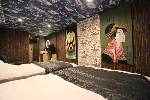 千叶Chiba sta 1min J hotel 2020 Open的一间卧室设有两张床,墙上挂有绘画作品