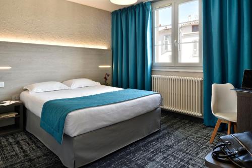 阿雅克修Hôtel Fesch & Spa的酒店客房设有床和窗户。