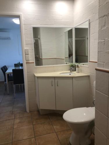 卡尔巴里Apt 56 Riverview Holiday Apartments的一间带卫生间、水槽和镜子的浴室