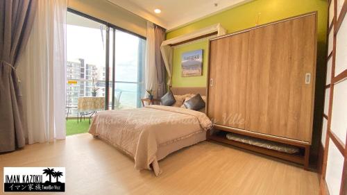 关丹Sea View & Pool View & WiFi & Netflix at Iman Kazoku TimurBay Ville Studio 2BDR的一间卧室设有一张床和一个大窗户