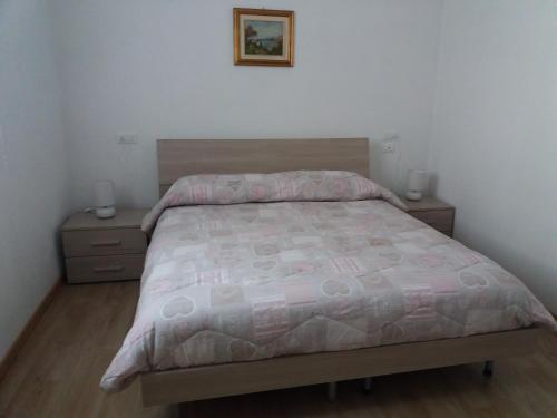 科马诺泰梅Appartamento Cillà的一间卧室配有床和2个床头柜
