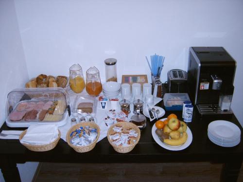 菲尔斯比堡Pension Lechner的餐桌,有食物和饮料,有食物篮子
