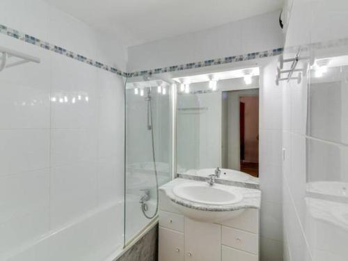 拉姆吉Duplex 8 couchages, au pied des pistes de la Mongie的白色的浴室设有水槽和淋浴。