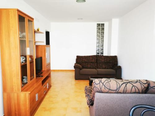 圣维森德马尔Loft Pedras Negras的客厅配有沙发和椅子