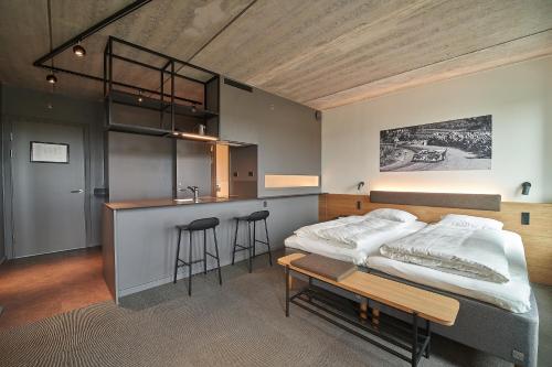 孔恩斯灵比Zleep Hotel Lyngby的一间卧室配有一张床,厨房配有柜台