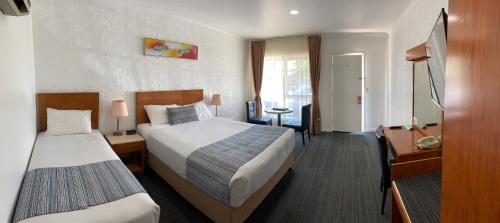 亚斯昂首阔步汽车旅馆的酒店客房配有两张床和一张书桌