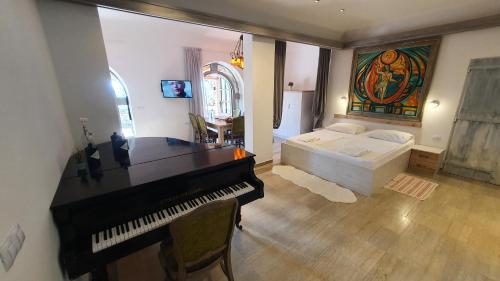 班约勒St Lucia Castle的一间卧室配有一张床和一架钢琴