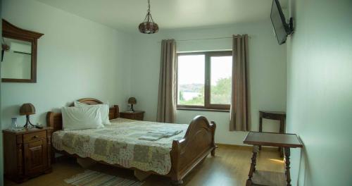 TutrakanКъща за гости Лодката的一间卧室设有一张床和一个窗口