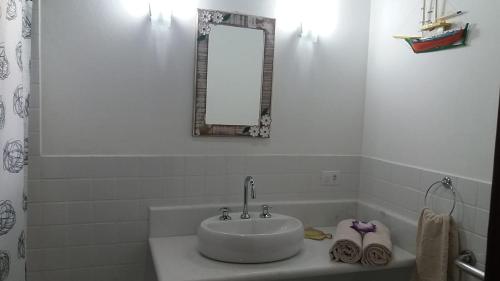 帕拉蒂Bangalôs Parque Verde的白色的浴室设有水槽和镜子
