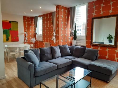 布鲁塞尔Central and Cozy in Brussels的客厅配有沙发和桌子