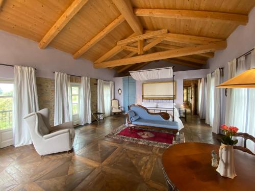 希尼奥Tenuta Bricchi的客厅设有木制天花板和桌椅