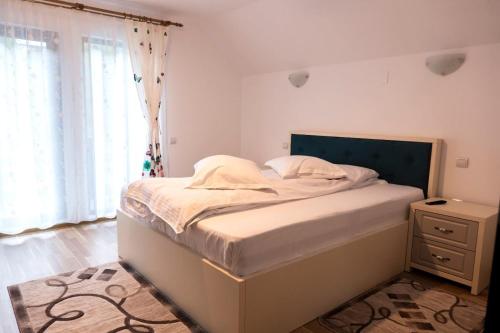 米奥修德萨斯Casa Dora的一间卧室配有一张床、一个梳妆台和一扇窗户。
