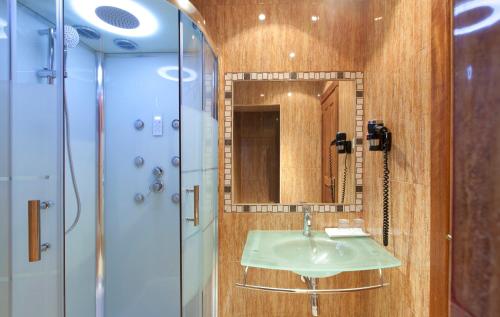 太阳门米拉多酒店的一间浴室