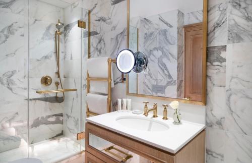 伦敦肯辛顿酒店的一间带水槽和淋浴的浴室