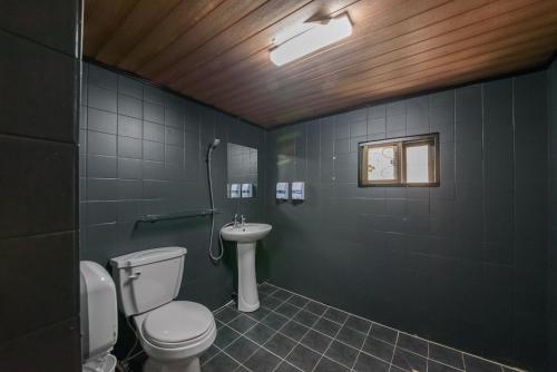 Itaewon Yellow Guesthouse的一间浴室