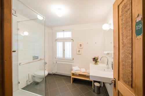 艾根塔尔汉默尔餐厅及酒店的浴室配有卫生间、盥洗盆和淋浴。
