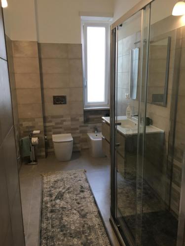 都灵SAN FRANCESCO Apartment的带淋浴、卫生间和盥洗盆的浴室