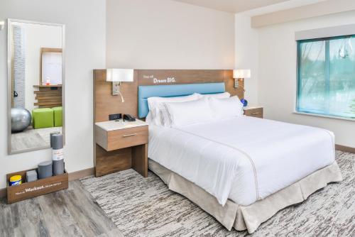 尤金尤金EVEN酒店的卧室配有一张白色大床和一张书桌