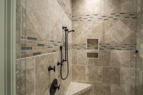 斯卡尼阿特勒斯Deer Run Lodging House的浴室设有瓷砖淋浴间。